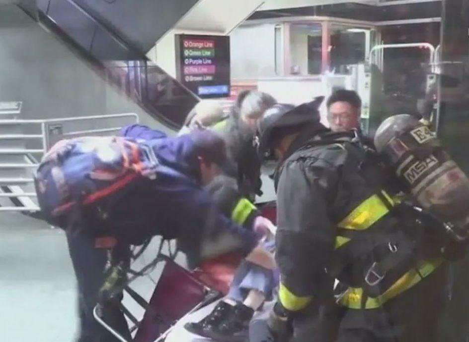 17日晚，美国芝加哥，一名26岁的女子坐地铁时，被人恶意纵火，目前情况危急。
芝