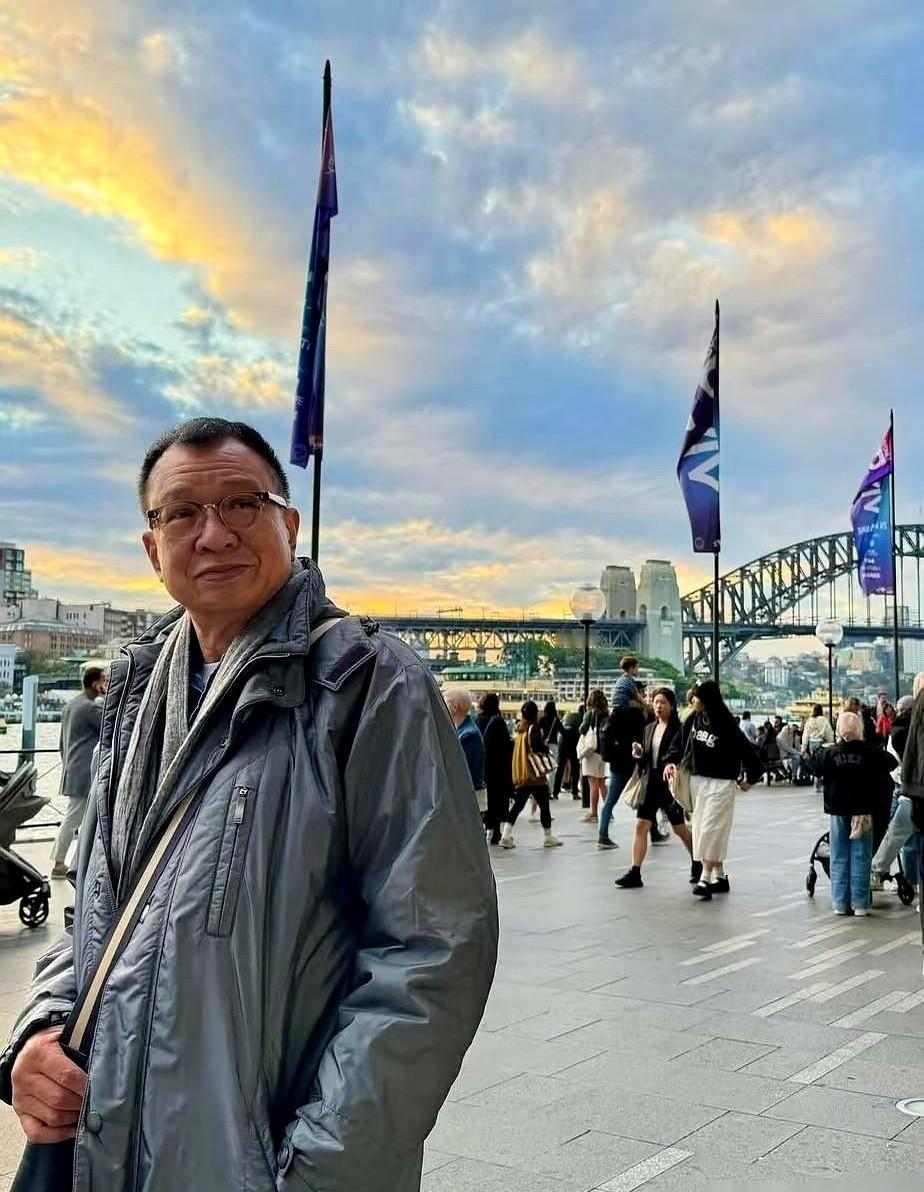 74岁许绍雄还在帮女儿擦桌子，83岁蔡澜独自躺在豪华病房——钱买到病床，买不到端