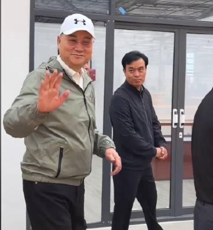 73岁的迟重瑞状态非常好，和继子赵勇一同出门同行，画面看着特别舒服。
 
路上有