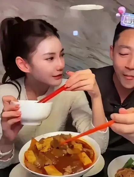 马筱梅这一家子做戏上瘾了，连吃个饭都在那作，在镜头前总端着碗，以为自己看起来很优