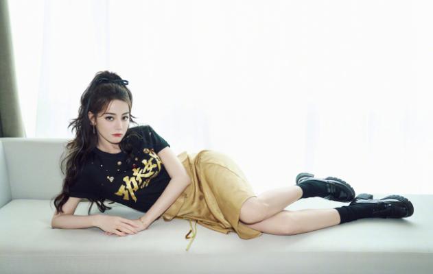 迪丽热巴为《功夫女足》拍的宣传照
电影里她可是个黑妞啊，这咋又白了？
我是真想知