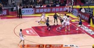 胡明轩拿到篮板没拿稳失误了，张洪硕传了个好球，约克投中三分球！