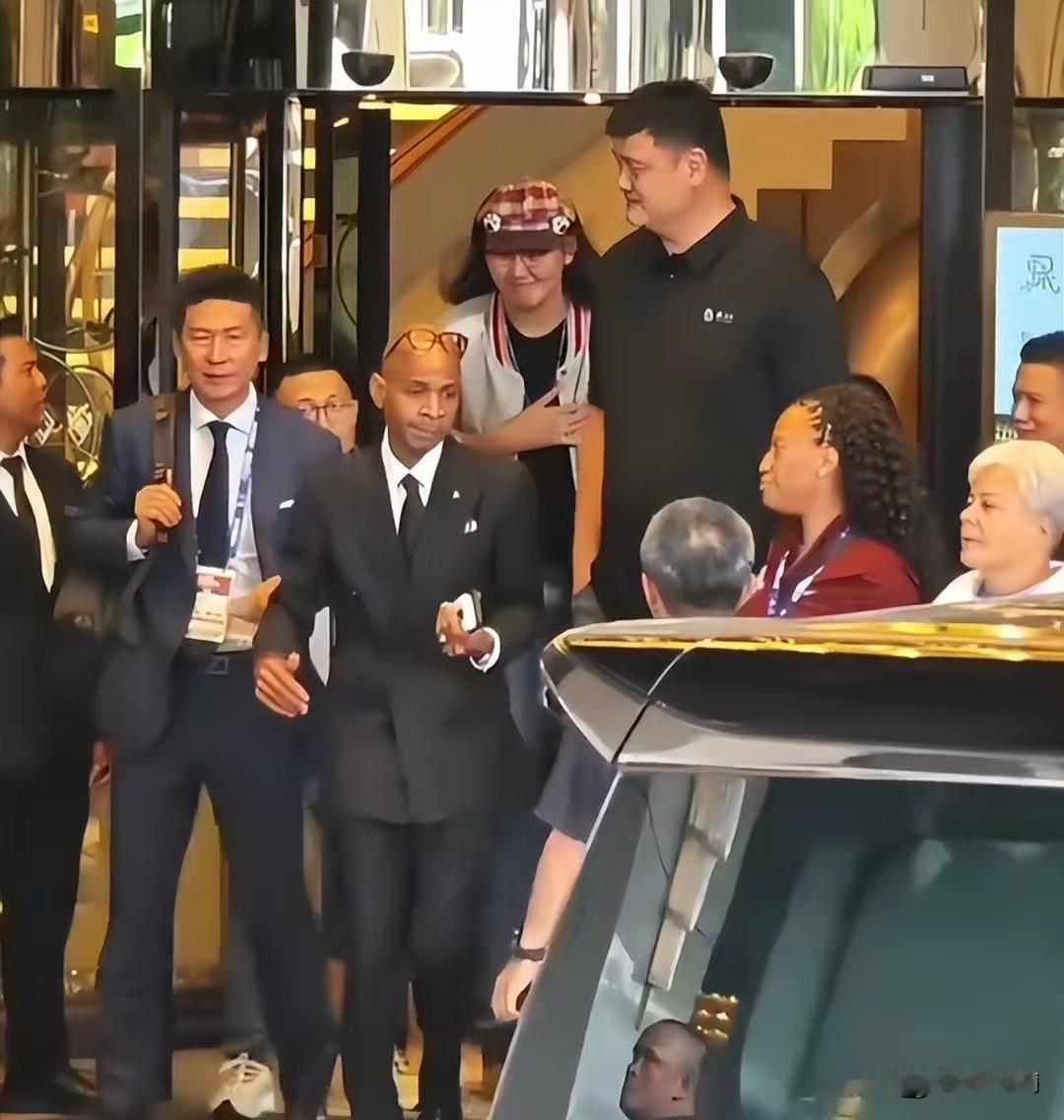 万众瞩目！时隔多年重启的NBA中国赛澳门站星光拉满，姚明、马云现身场边观赛。本场