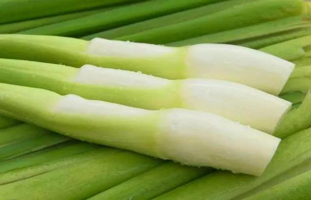 晒图笔记大赛人家晒的青菜叶，大白菜。我来晒一下我们老家的茭白，一株很白很白的茭白