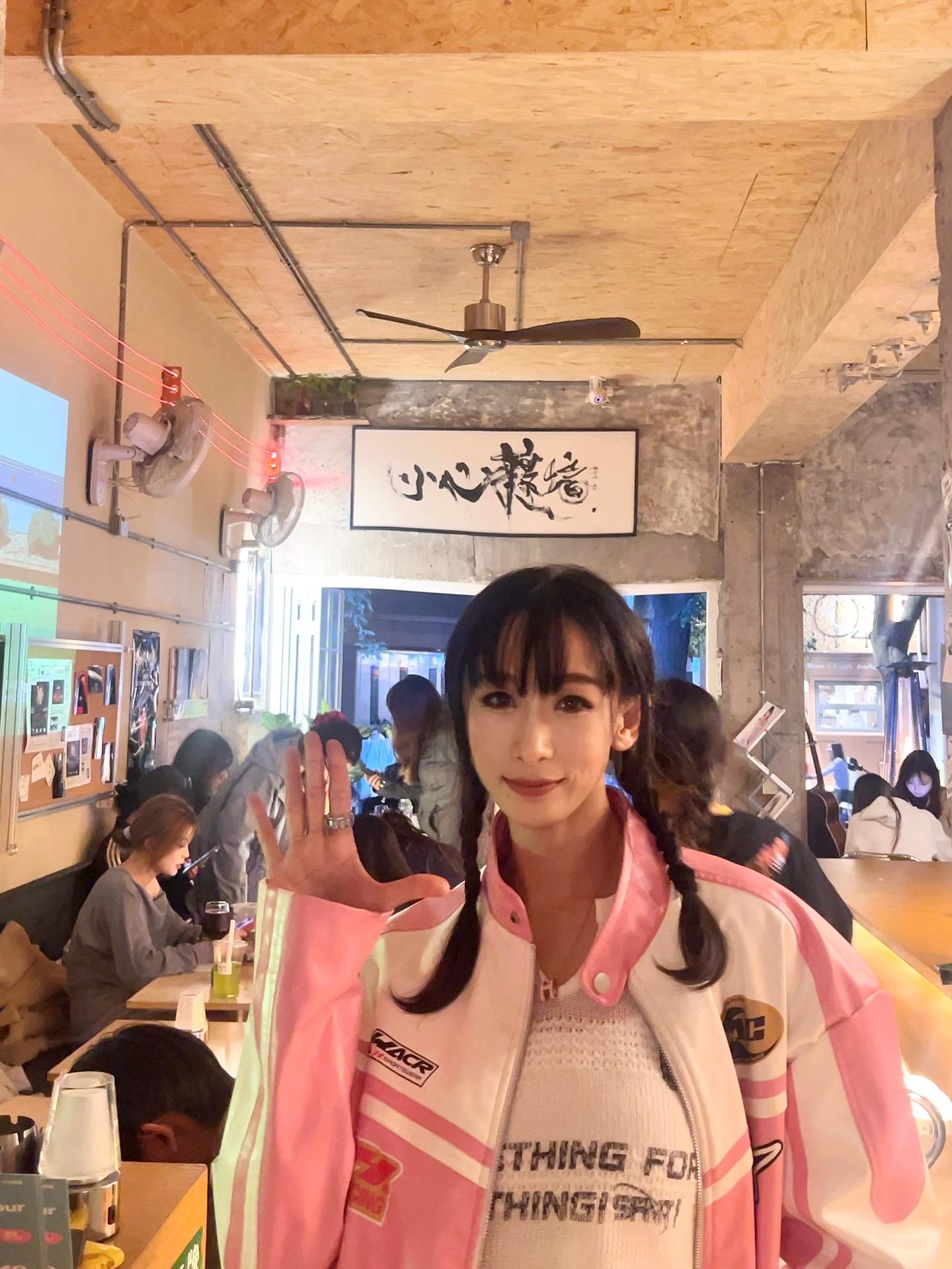 小心撞墙！ 又来撞墙二店打卡了，真的很喜欢这里！  Official