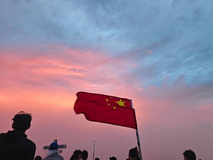 日出是大自然的浪漫，而你我热爱生活的态度，才是生活中最动人的诗篇。 ​​​