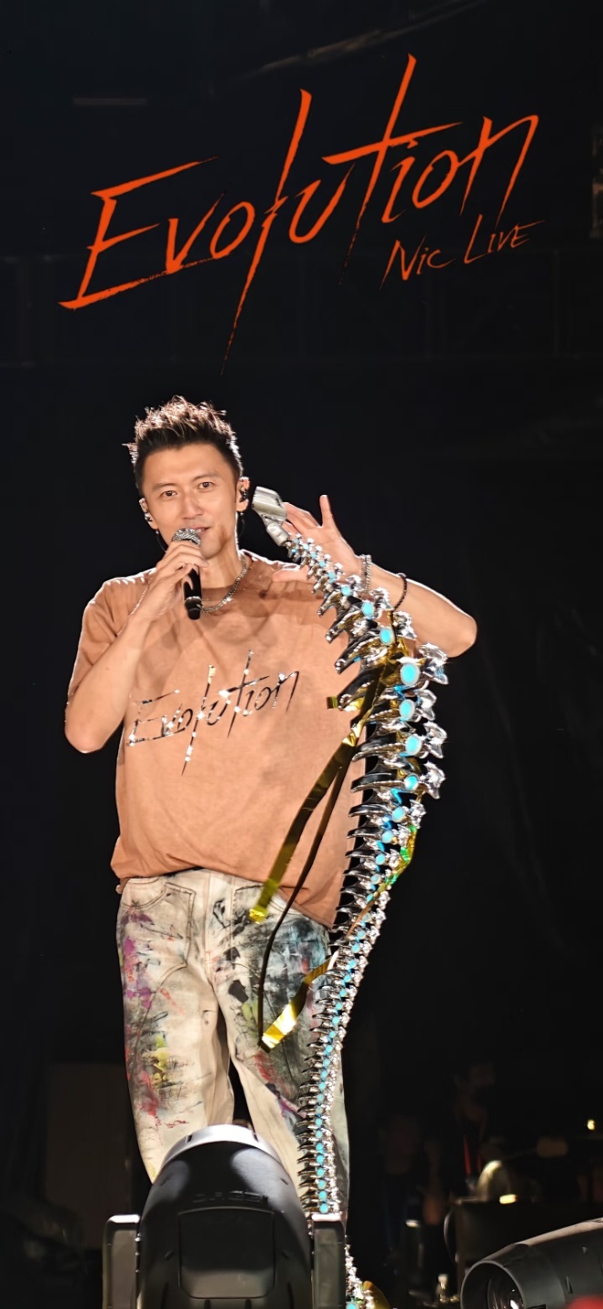 谢霆锋不作秀只做show 今年最纯粹的视听狂欢！谢霆锋巡演场场爆满仍坚持零嘉宾模