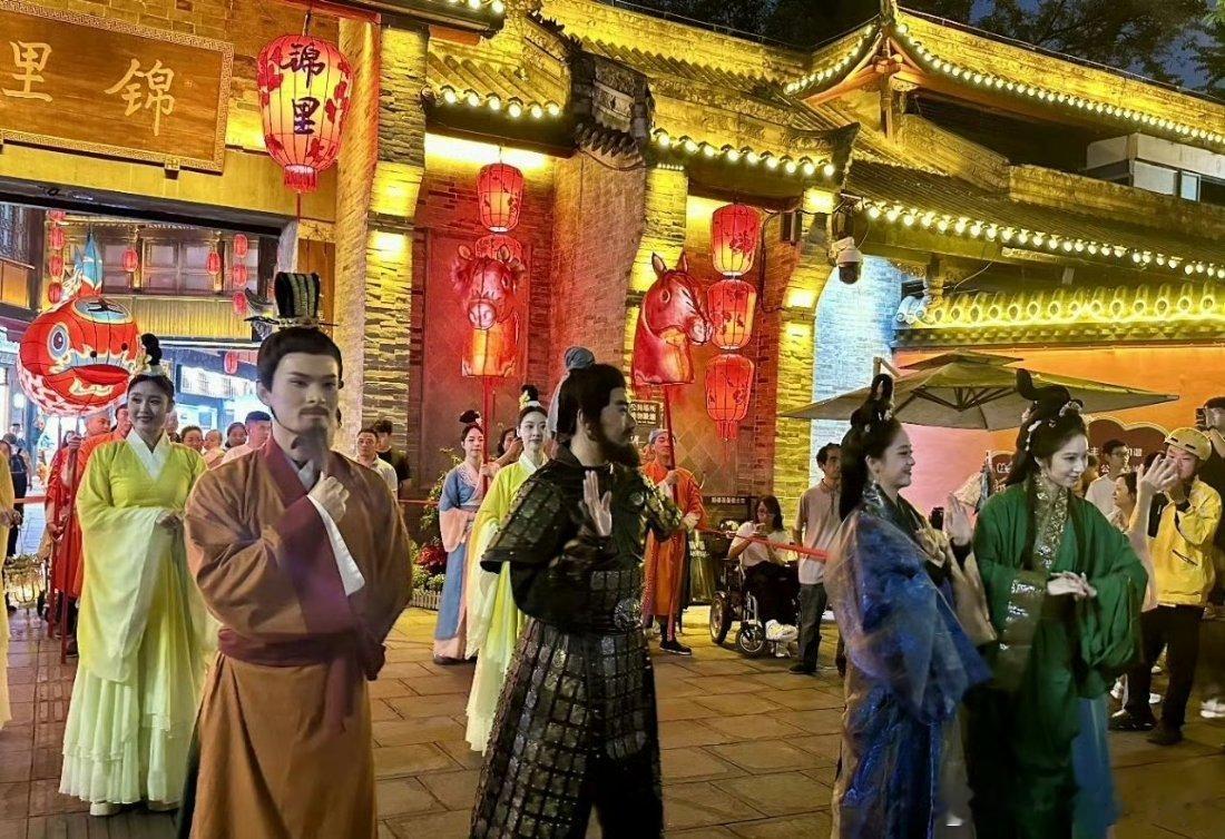 潮玩武侯 锦南妙集漫步武侯，一步一景皆是古韵悠长。从武侯祠氤氲厚重的三国风韵，到