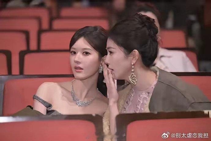 白鹿与赵露思同框，颜值爆表，美得让人移不开眼！[酷][酷] 