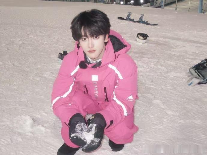 邓佳鑫第一次挑战单板 粉色雪服配单板，邓佳鑫把可爱和帅气平衡得刚刚好，第一次挑战