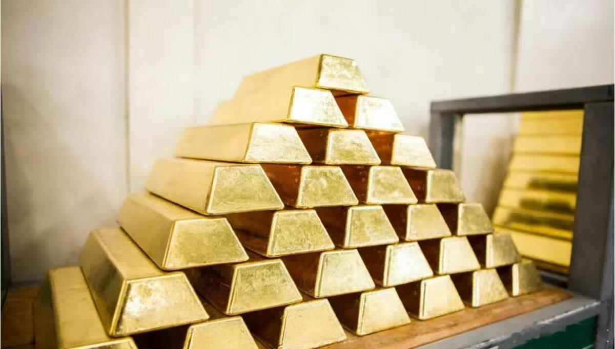 【深圳一公司年会两员工抽中100克金条 ，价值十多万元，一人说“留着准备升值”】