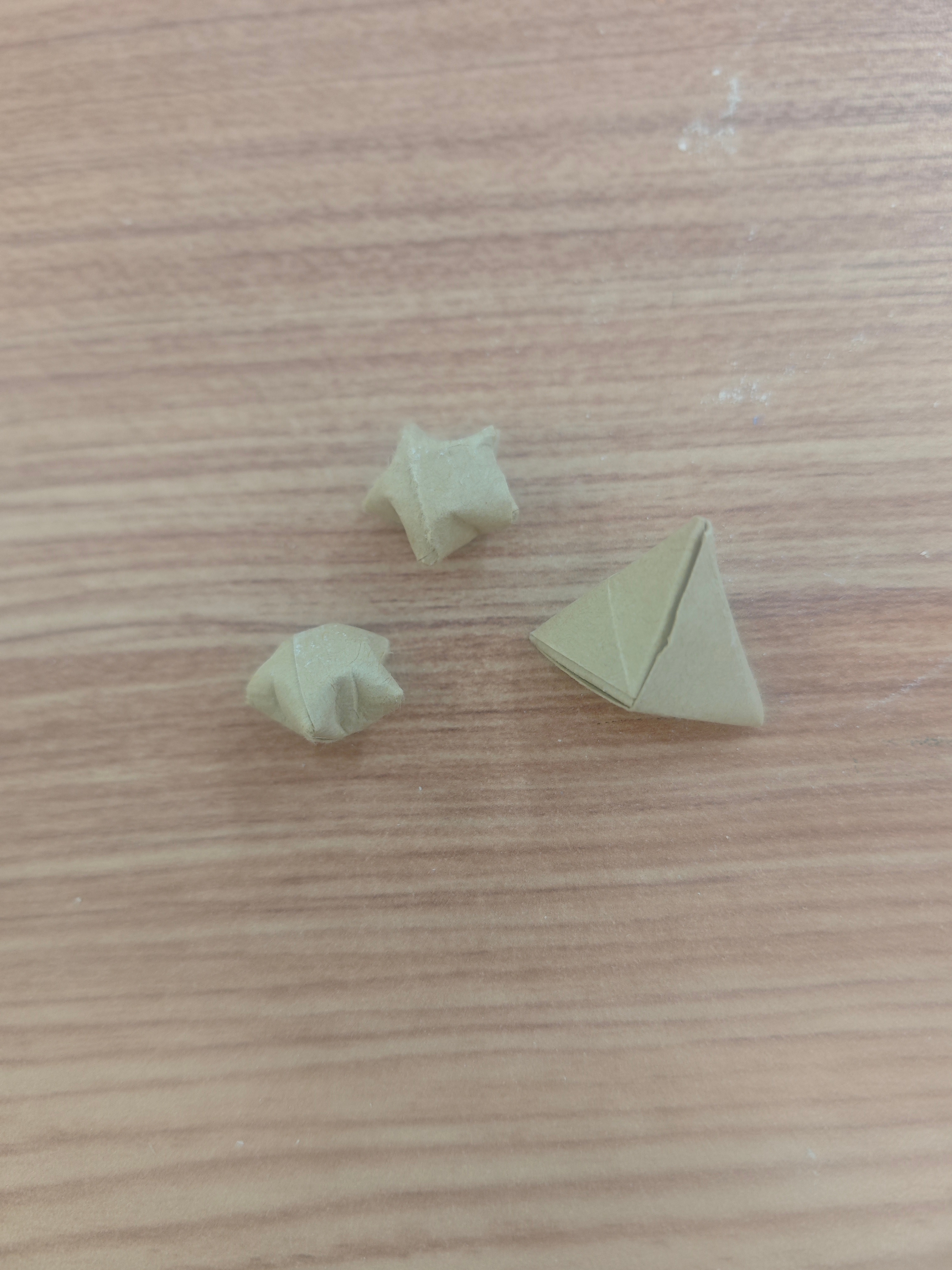 校园v计划日常 期末试卷袋里一般有几个牛皮纸纸条，今天刚到考场，看得出来昨天的监