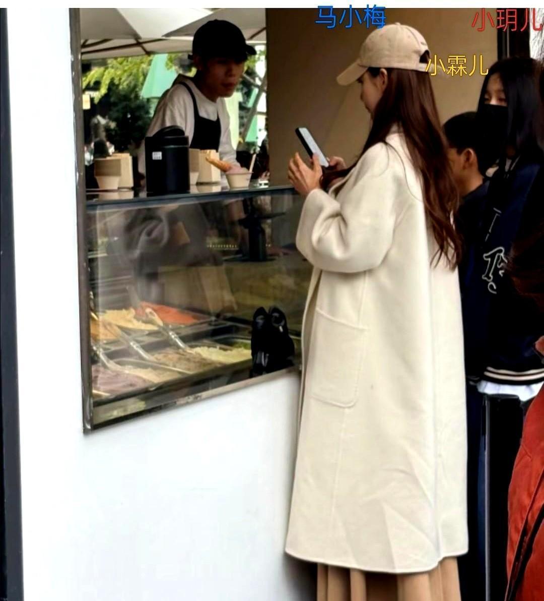 她没滤镜，没摆拍，就牵着娃在太古里买糖、要冰淇淋。
路人没认出她，她也没装。
离