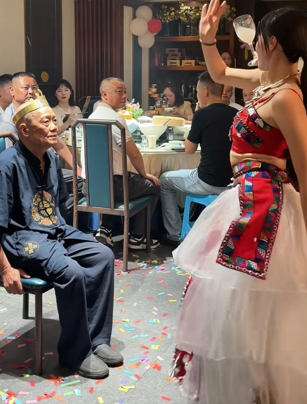 感动，不敢动！
贵阳80岁寿星的生日祝福！

不得不说，孩子们真是孝顺！
不过大