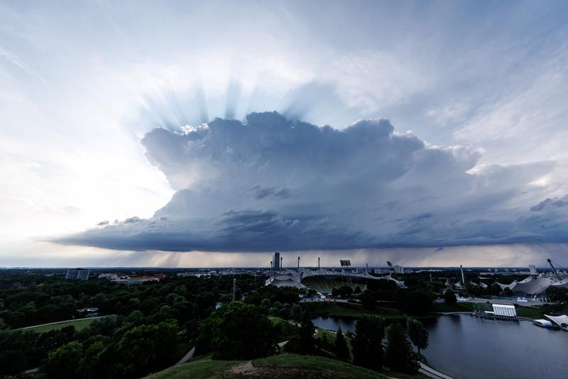 【不是每块乌云都下雨】
        “不是每块乌云都下雨”这话太有道理了。从