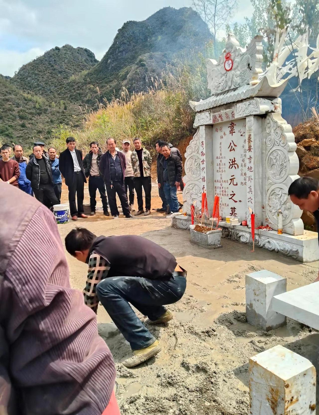 今天帮爸爸把新家安好🕊️ 石碑矗立山间，烟火寄哀思✨ 亲友齐聚，这份情谊比山重