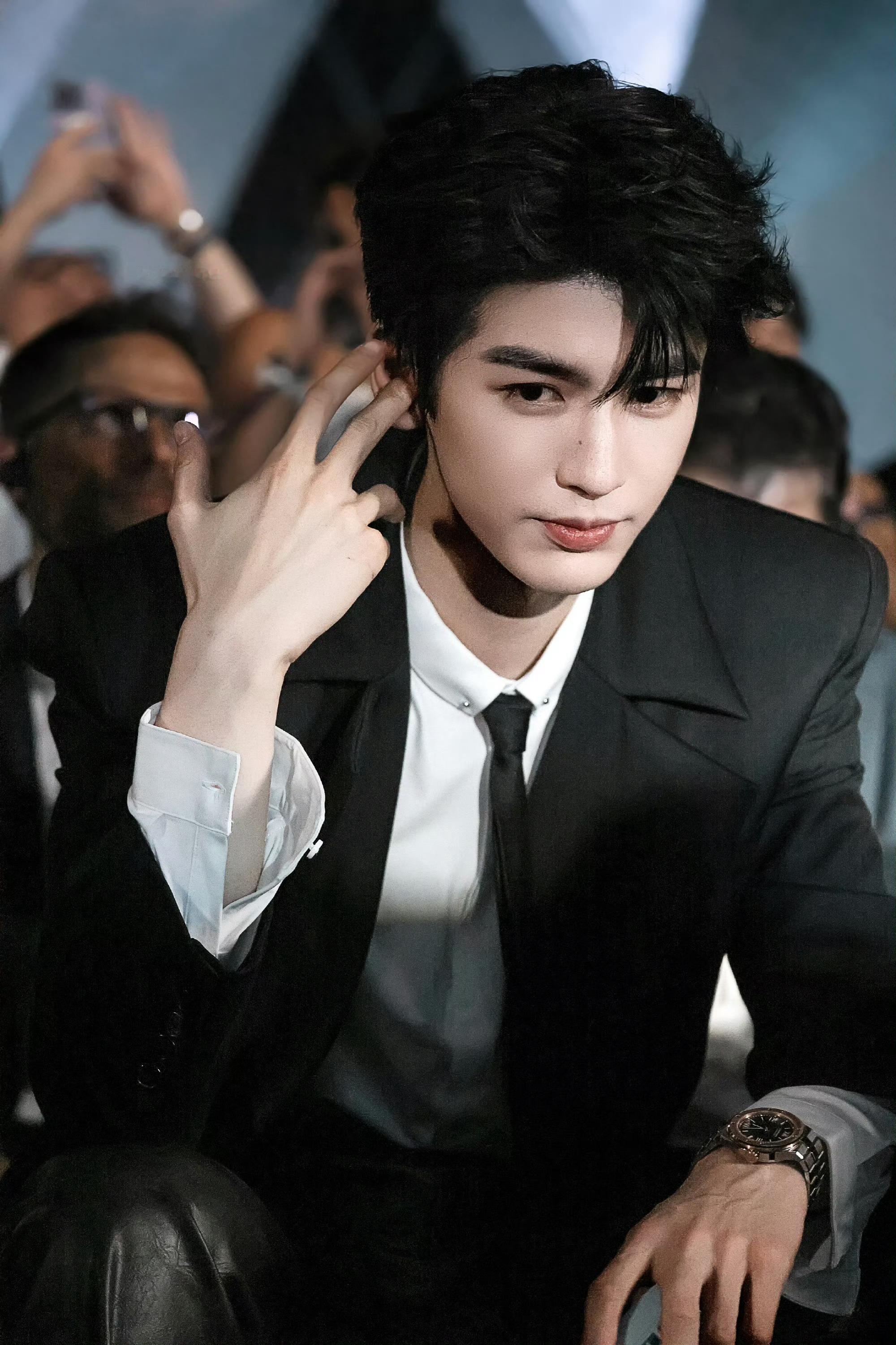 “是夕阳也是旭日，一面熄灭地走下山收尽苍凉残照之际，一面燃烧着爬上山巅布满朝晖之