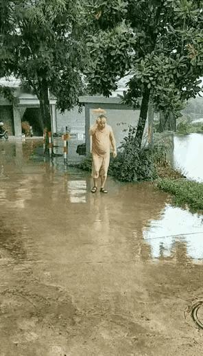 惊呆了！这位大爷的人生态度，简直是我们学习的榜样！
，一位普通大爷的故事在网上火