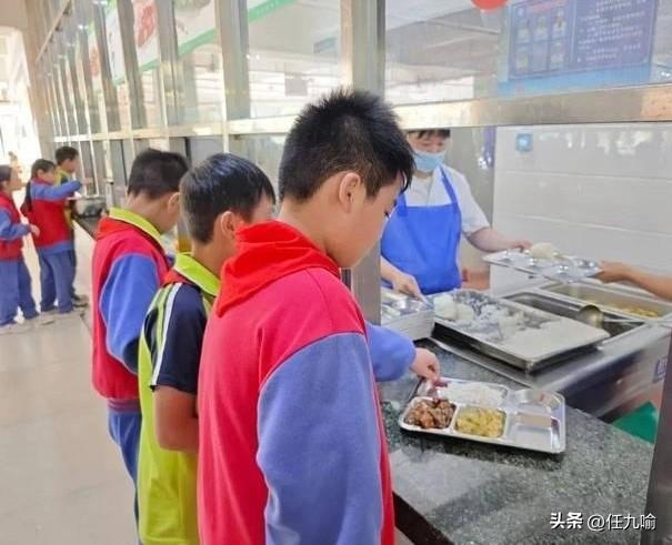 湖南，男子因不放心学校餐具的卫生情况，就让孩子自带餐具去打饭，结果被工作人员拒绝