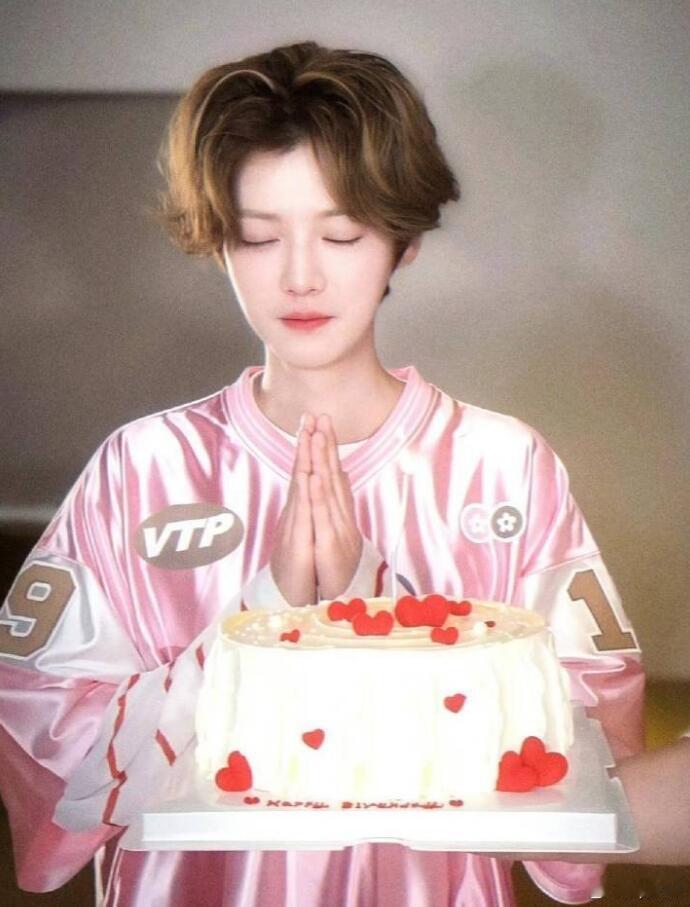 好吧，我承认我就是来蹭个热度，我对娱乐圈其实没什么兴趣…..不过话说，鹿娘娘都3