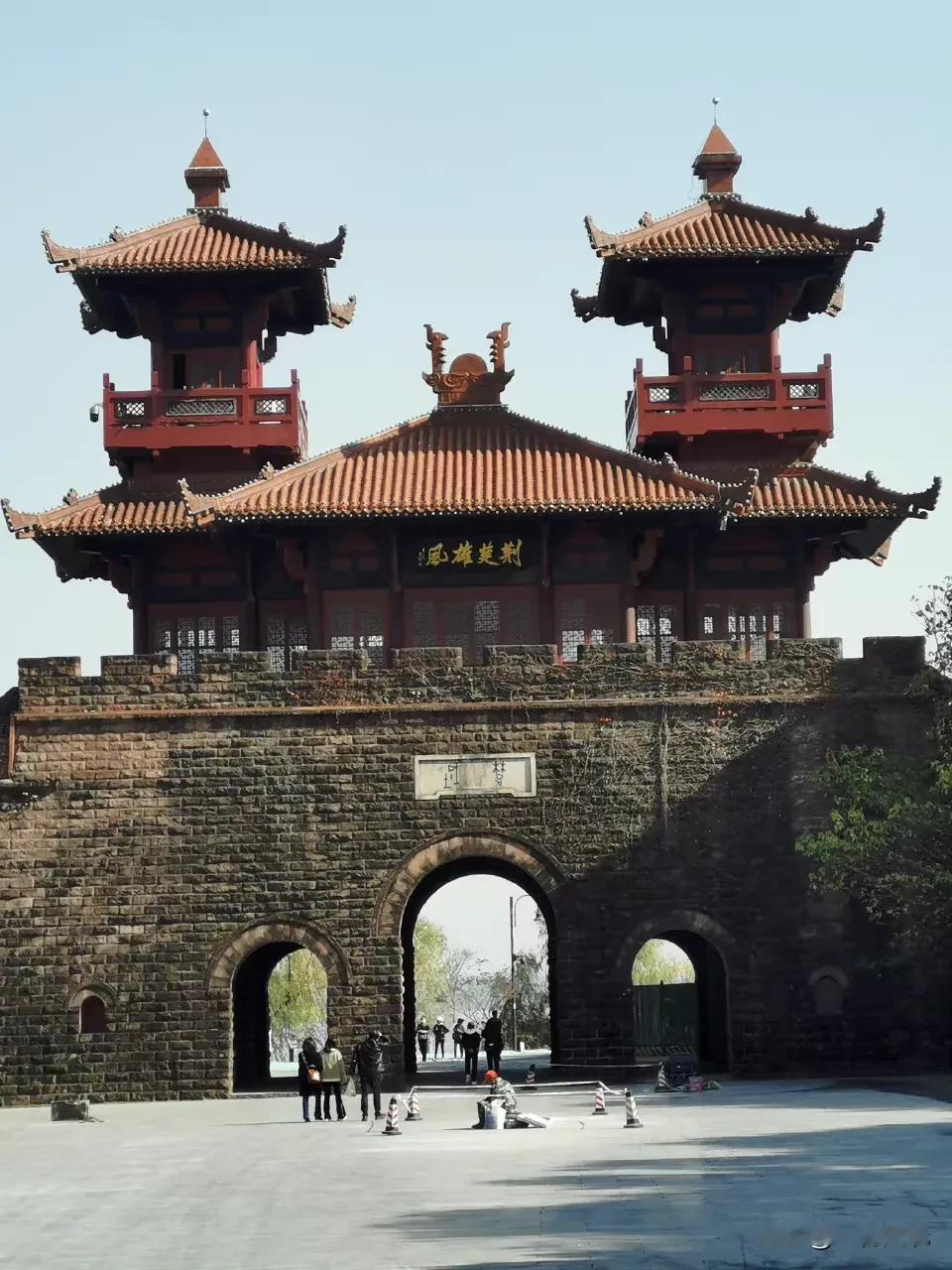 这样逛东湖试过吗？

阳春三月，今天武汉气温白天有二十多度了，穿短袖刚好，舒适不