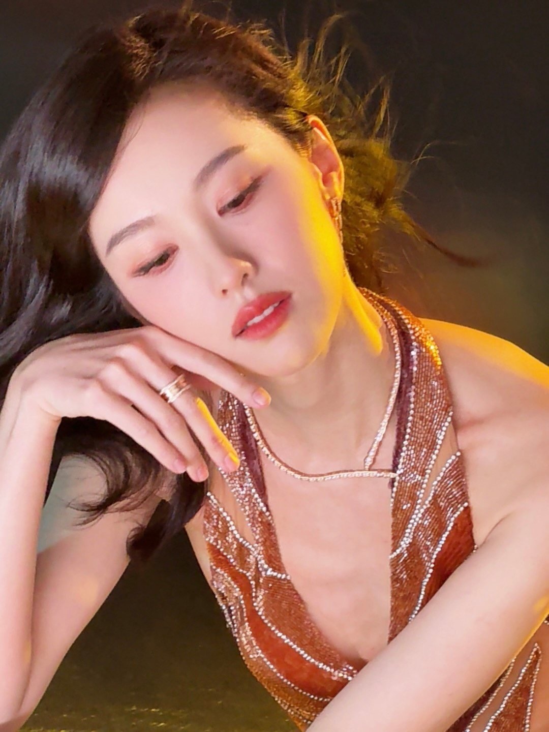 陈都灵晚霞河畔的软光陈都灵晚霞河畔的软光，陈都灵金鹅奖造型来了，波光粼粼的嘟嘟啊