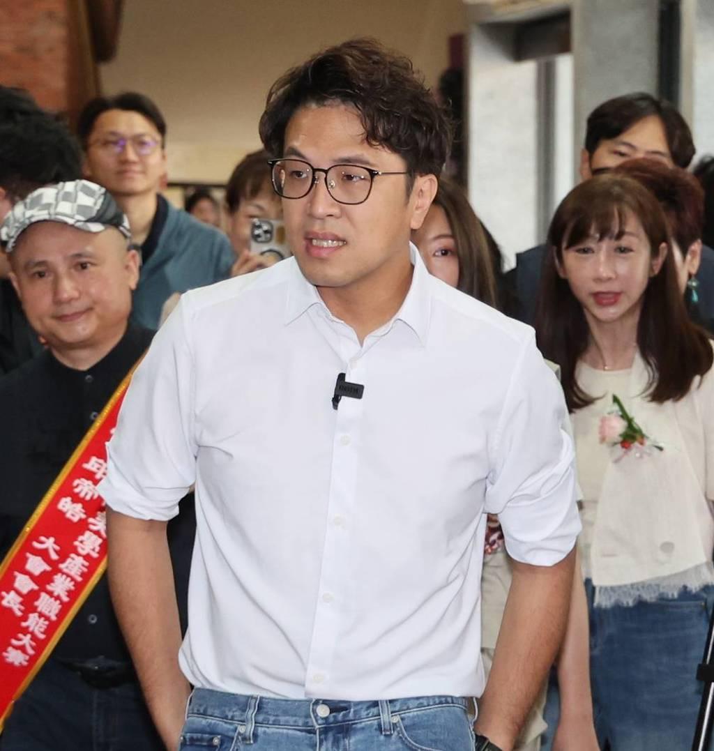 沈伯洋最新民调狂赢17％！郭正亮：“洋流”成功凝聚同温层
信民协会20日公布由民