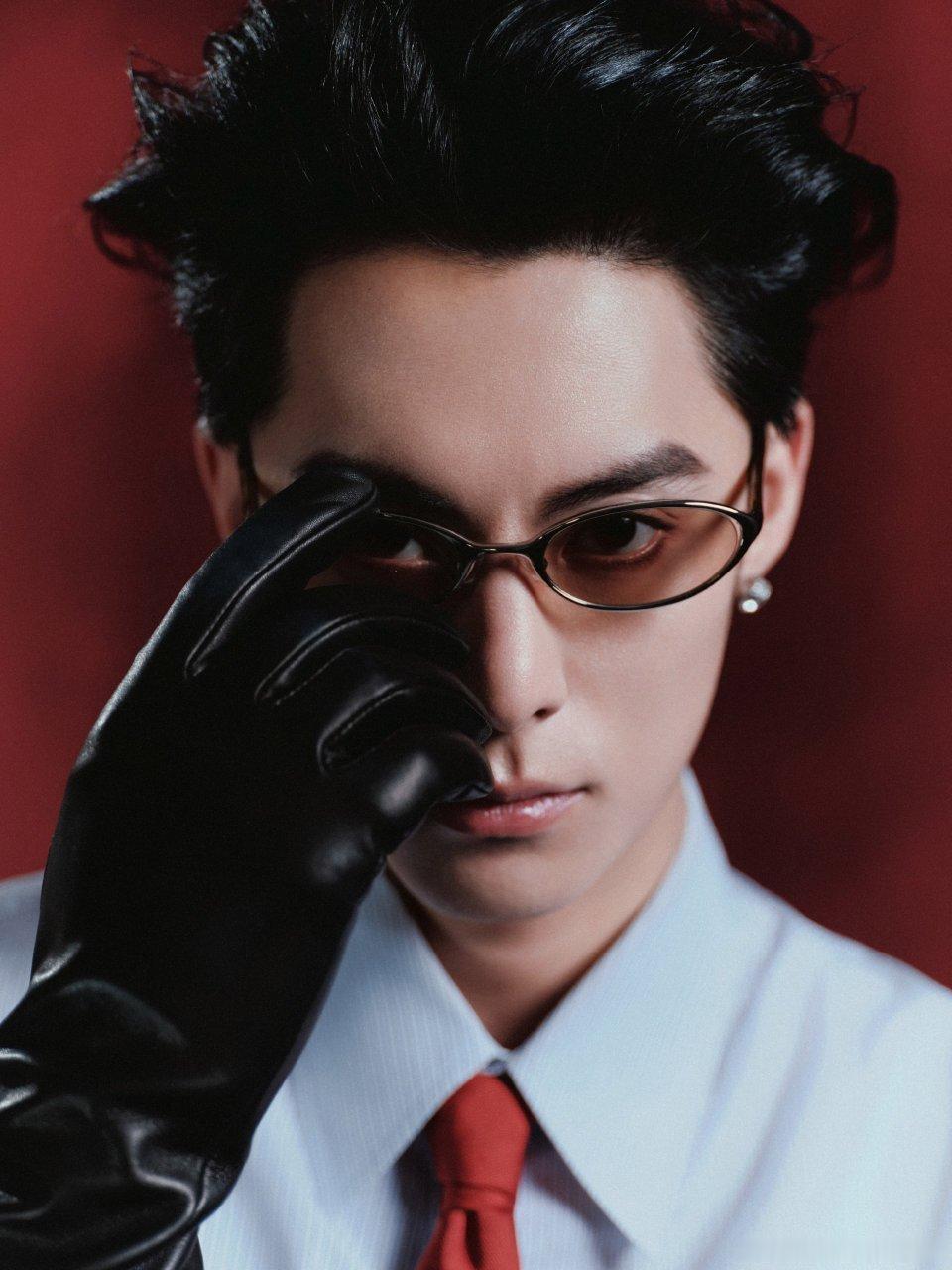 王鹤棣造型出图了，这套帅的有种超级爽，爽到感觉在大夏天喝了一杯冰可乐的爽感！ 