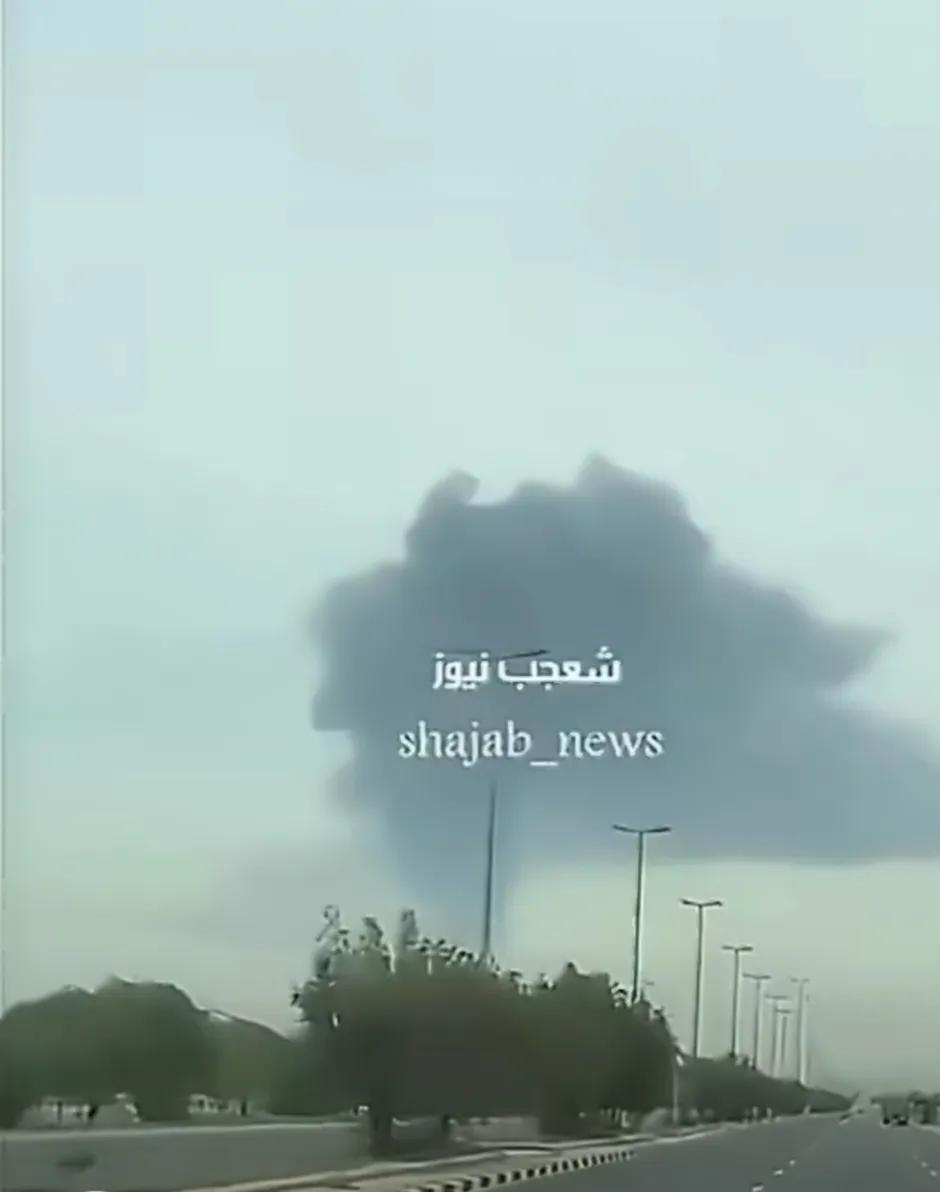 科威特米纳艾哈迈迪炼油厂在遭到无人机袭击后冒烟了。现在打击科威特境内目标，似乎更