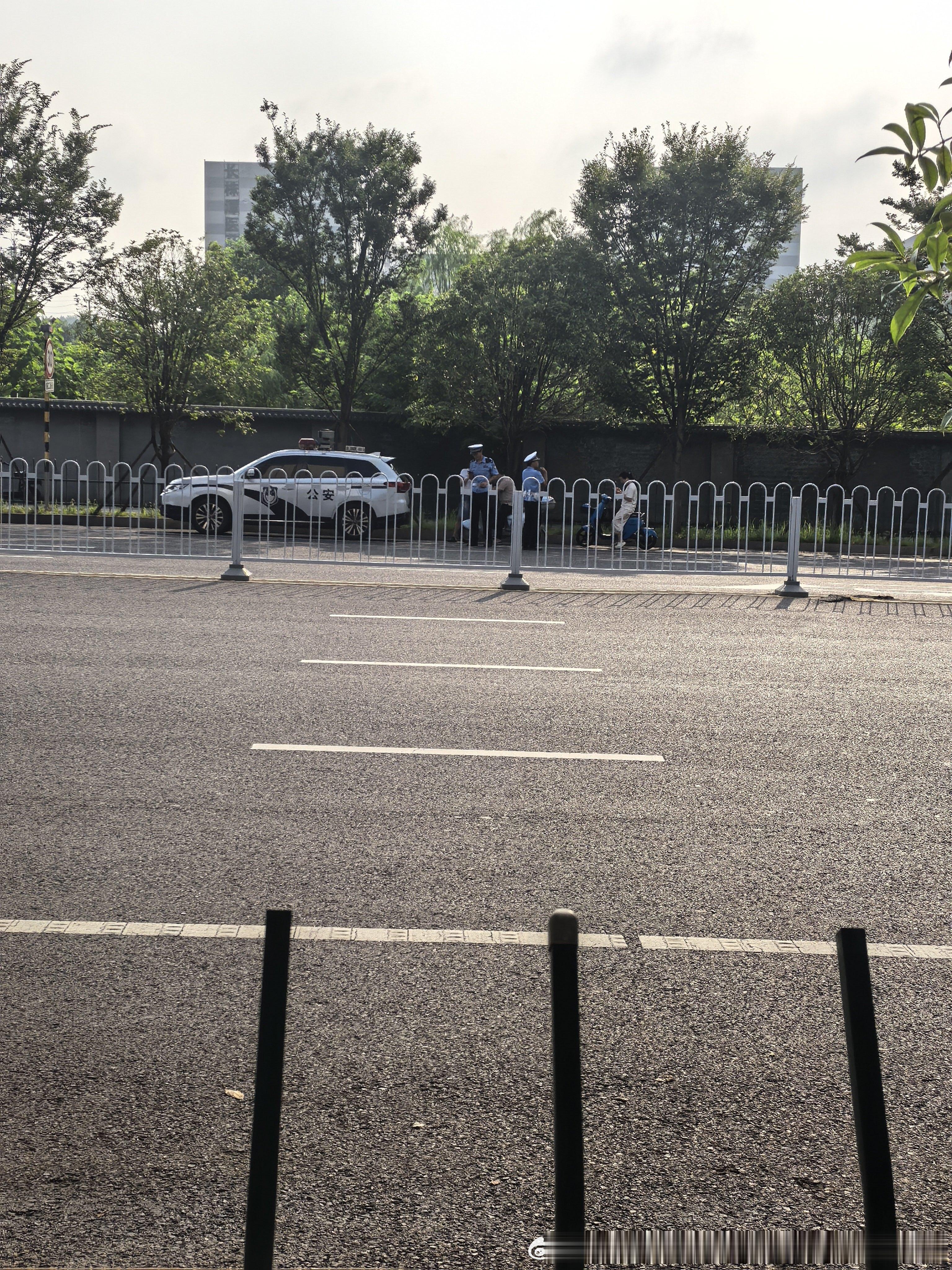 小电动充满电了，骑出来一看对面好多👮查不带头盔的。立刻把头盔戴上 “幸灾乐祸”