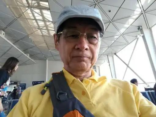 一七十多岁的日本老人在甘肃某景区售票窗口前，掏出护照态度强硬地要求免票，声称自己