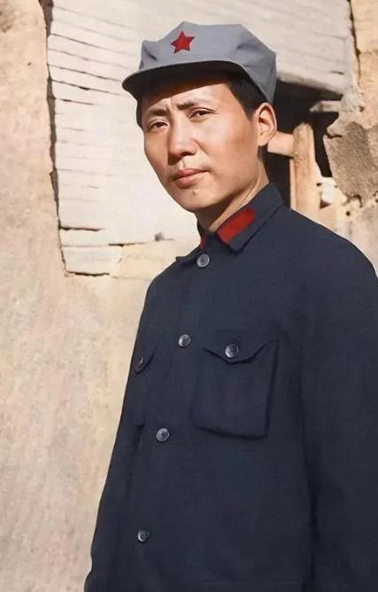 毛主席这张照片是随意拍的，可当他看到照片时，猛地从椅子上站起来，惊喜地说：“我不