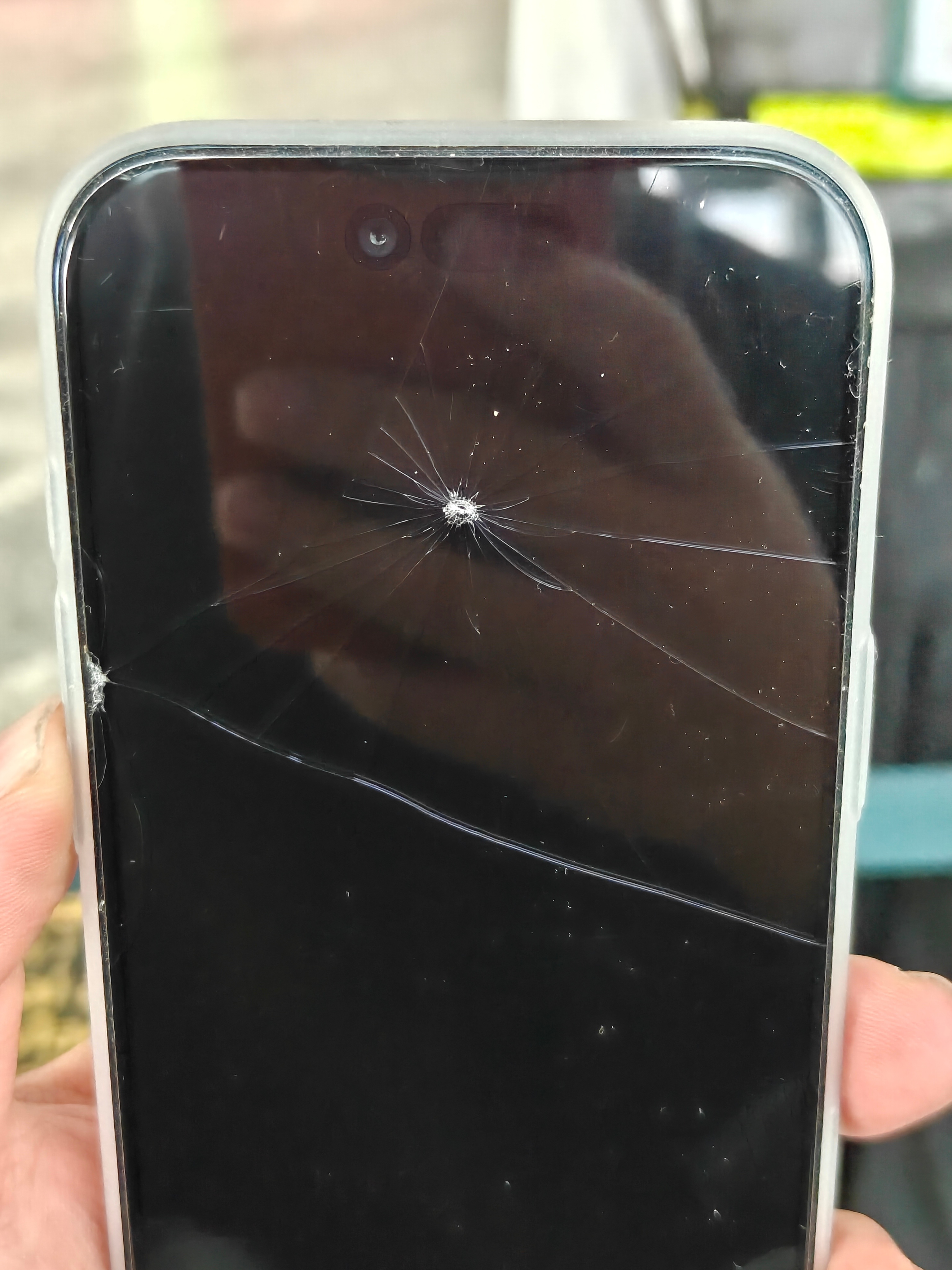 我昨天用 iPhone Air 把别的博主的贴膜干碎了就一发，直接入魂了。 