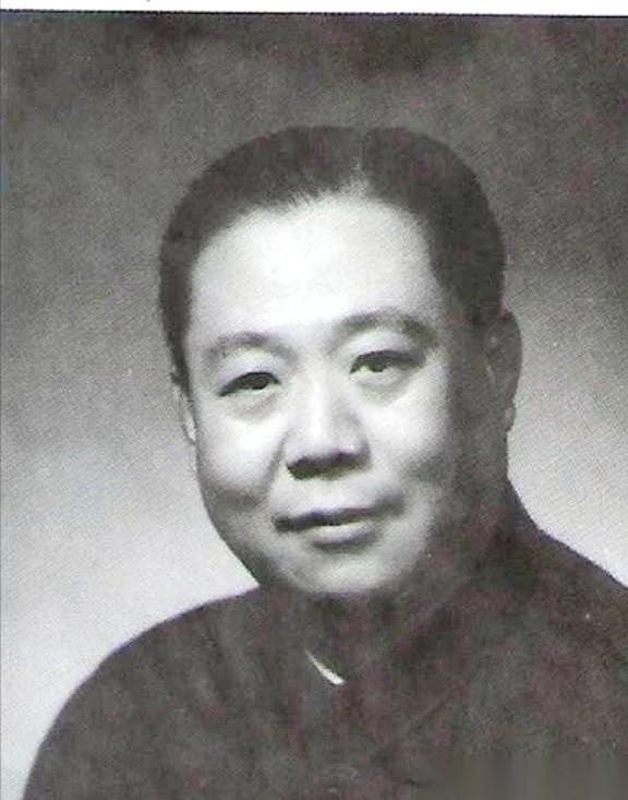 最亲的人，递了最狠的刀子。
1970年，一个大导演，在干校的工具房里，没跟任何人