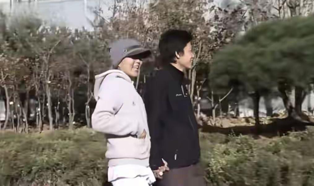 女友去世后，他守在墓地旁与世隔绝了10年

山脚下那间石板房，日历永远停在姑娘车