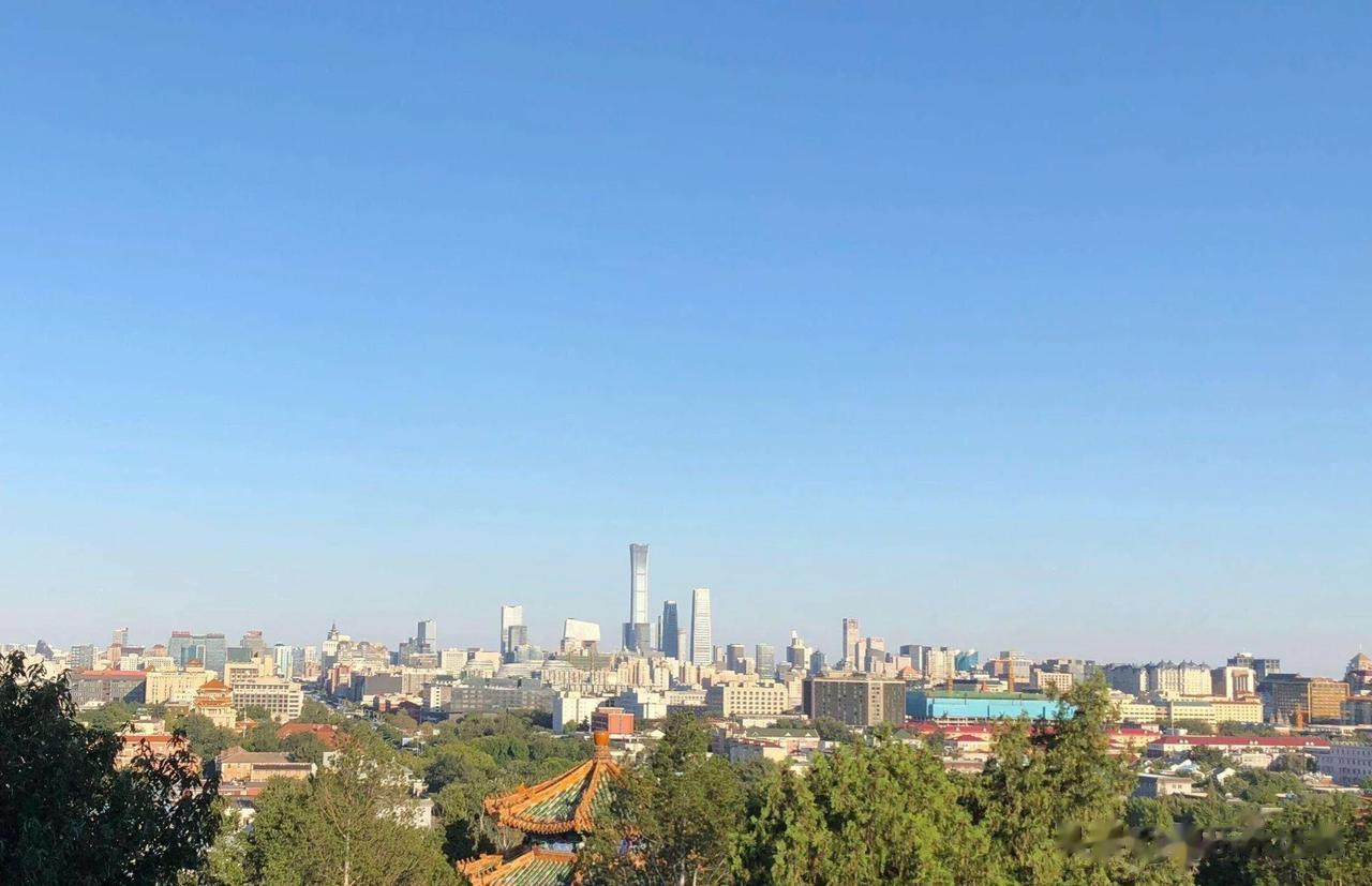 景山公园，北京中轴线上的故宫后花园。
虽然公园不大，但是却是散步的好地方！还可以