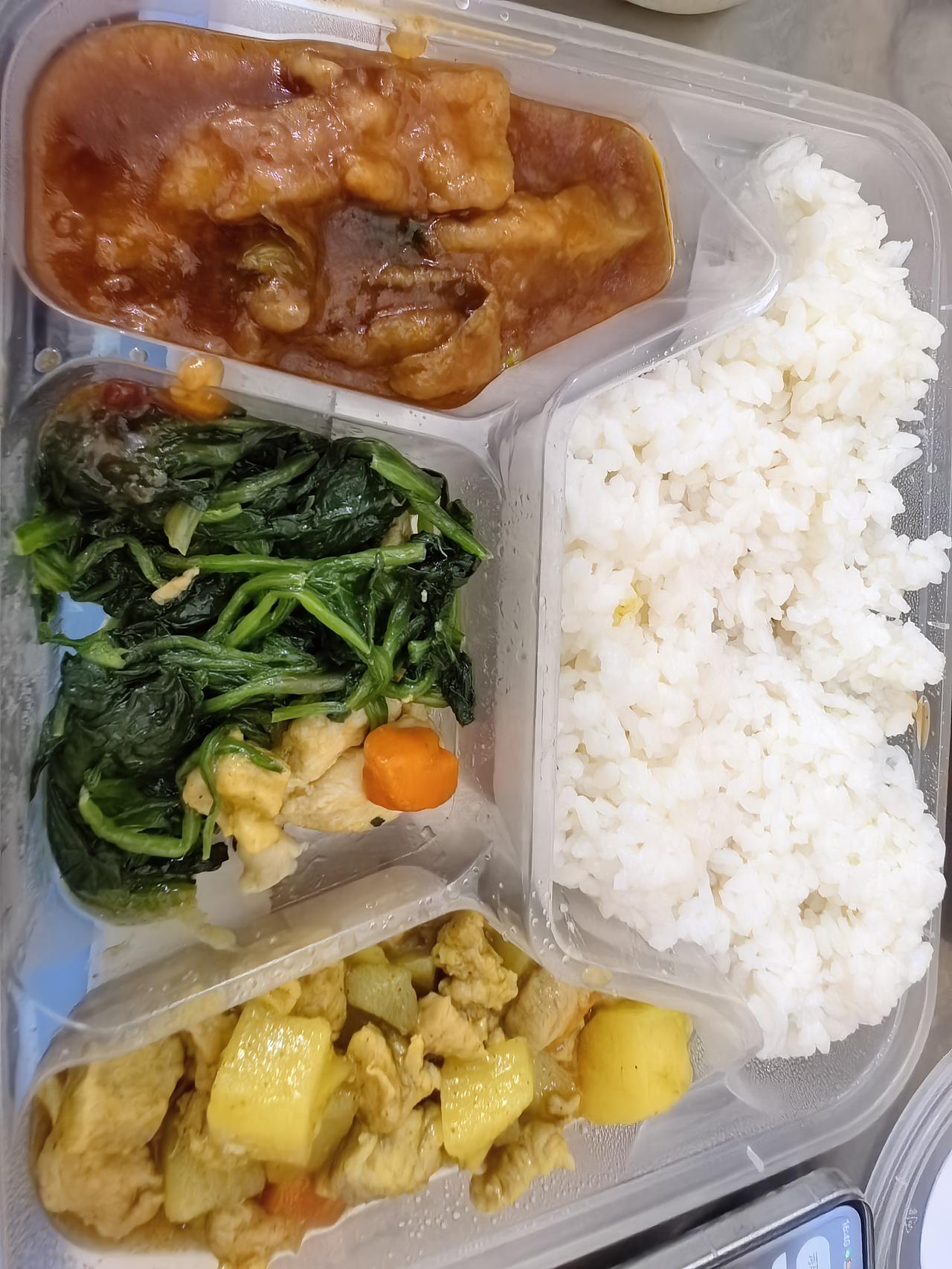 鉴于中午餐后的血糖值高，晚上没敢继续吃无糖蛋糕。我点了一份盒饭，给老伴儿点了一小