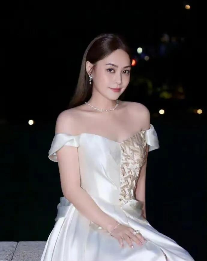 阿娇真是破罐子破摔了，被陈冠希嚯嚯了之后，专当渣女搞小鲜肉，劝阿娇别再很傻很天真