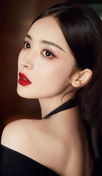 迪丽热巴这个眼妆王亚飞也给娜扎画过类似的。 
