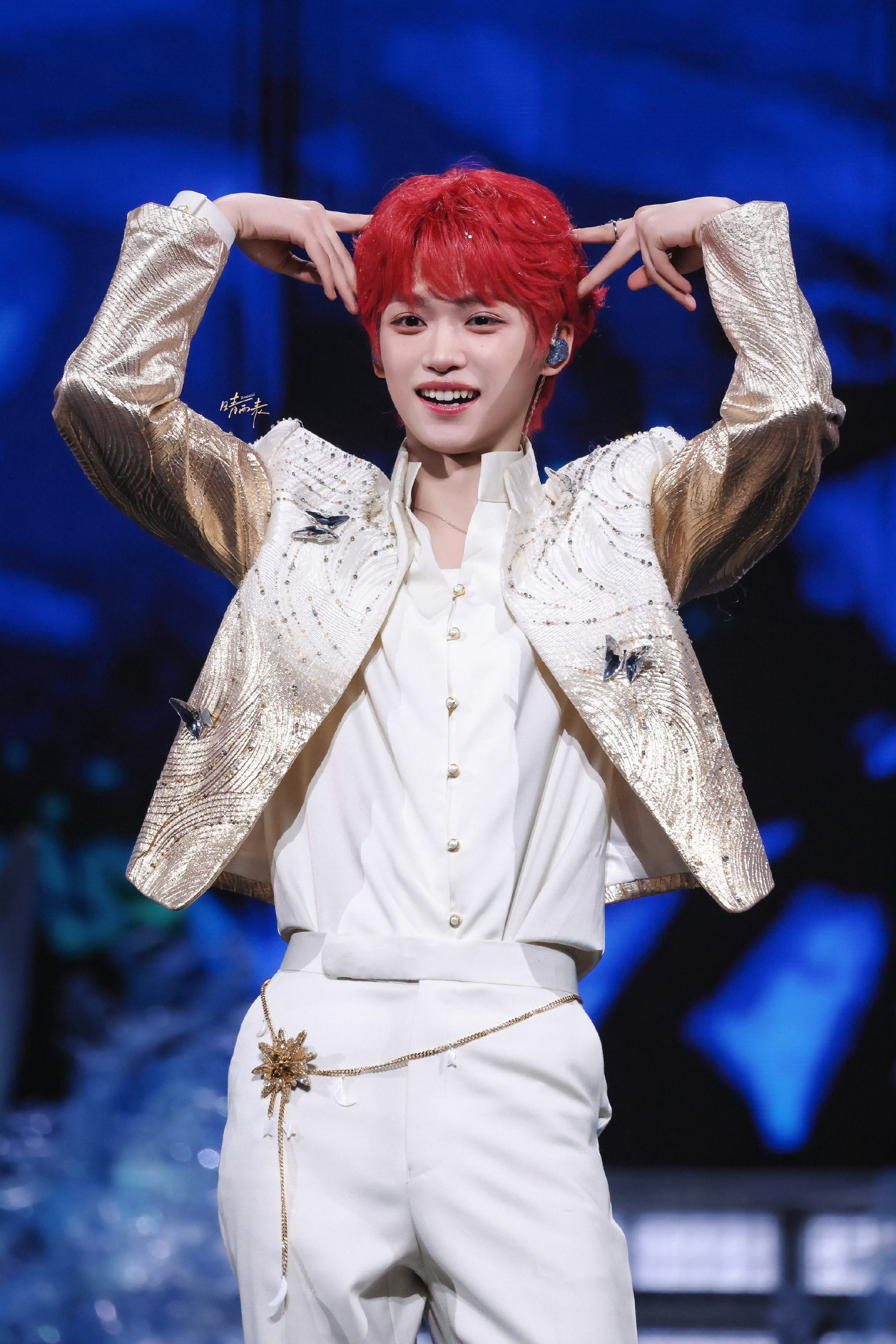 梓渝的这个舞台申审美还不错，红发也染的好 