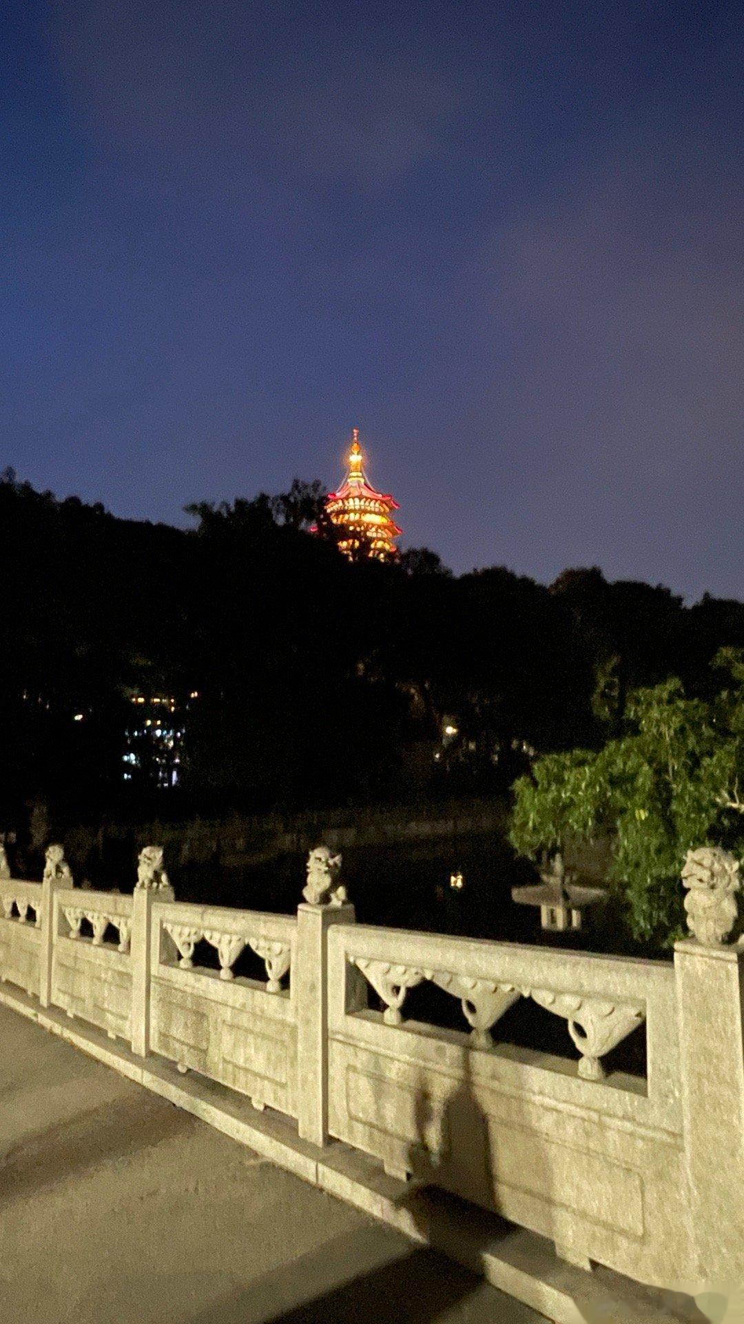 全国众城市，最爱是杭州～昨天今天陪好友再逛西湖，终于打卡了三潭映月，见识了湖中有