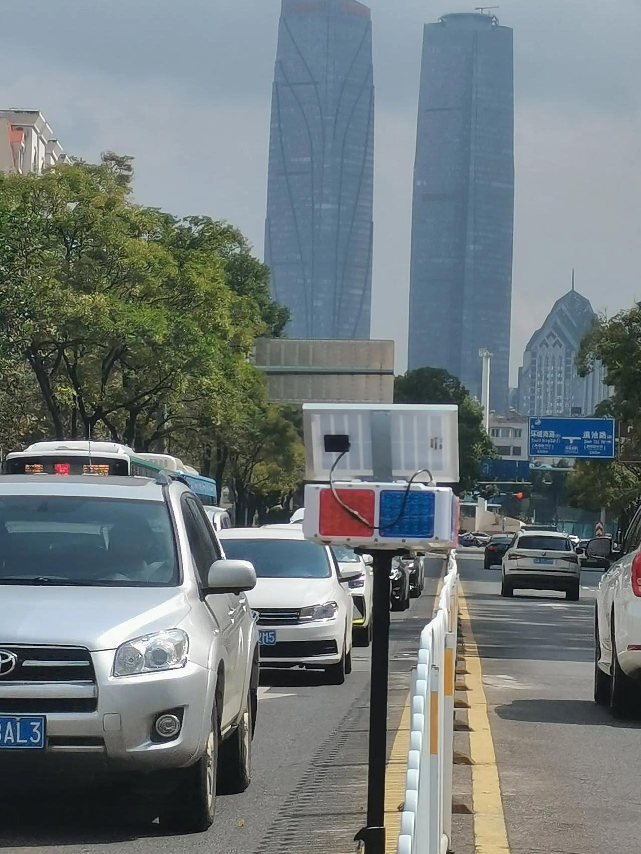 你们回家第一件事是先脱上衣外套？
还是选脱鞋子啊？