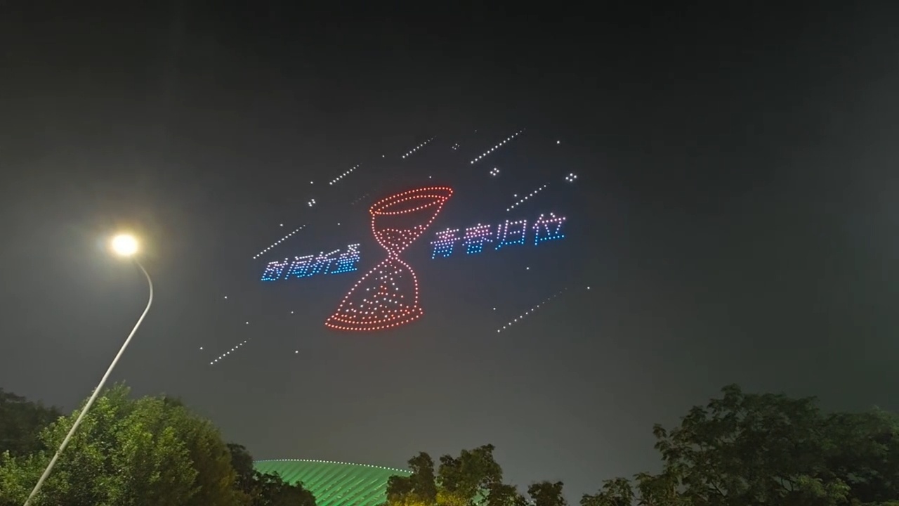徐良无人机逆应援 我的眼睛哭了！徐良演唱会无人机逆应援，护送大家安全回家。这双向