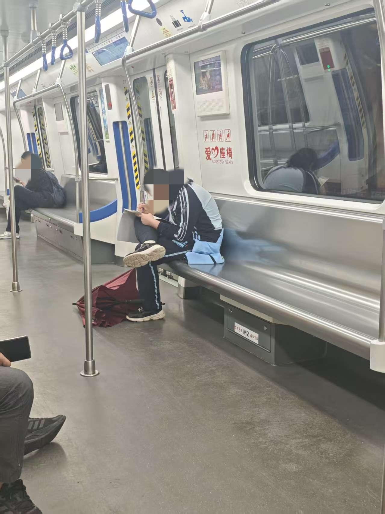 当年我要是有这位小姐姐这份专注，现在也不至于这么狼狈。可惜人生没有后悔药。