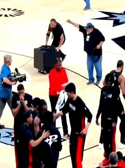 中国NBA首轮新秀篮板竟不如后卫！
 

2025年第16顺位被灰熊选中后交易至