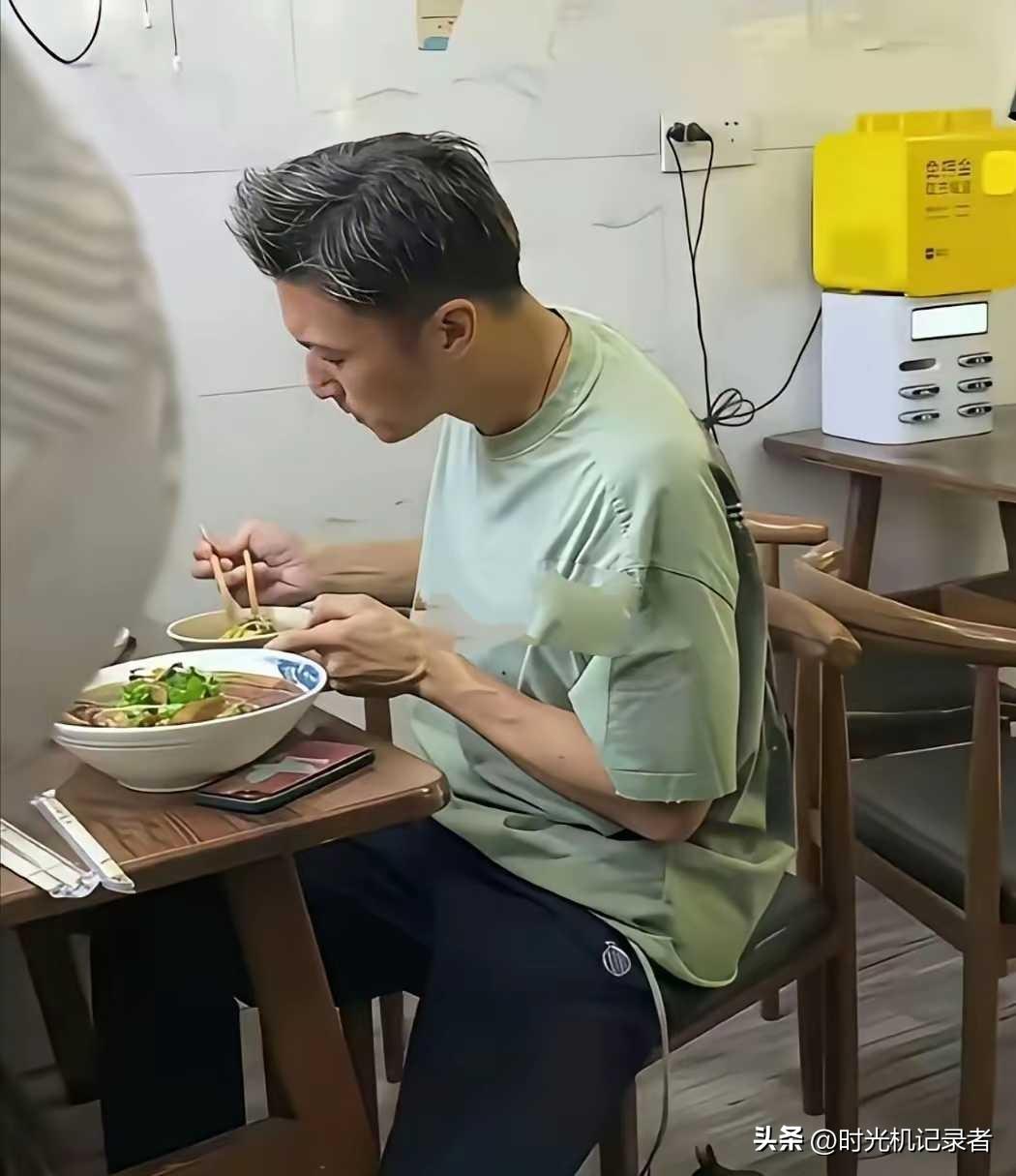 谢霆锋怎么就完美无瑕呢？演戏虽然演技不咋地，但是演啥像啥，从小就是小明星，却拥有