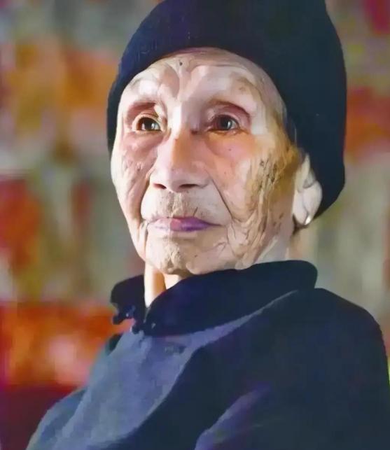 1941年那场假意的放生，困住了少女黄有良的一生。
1941年的海南陵水，日子过