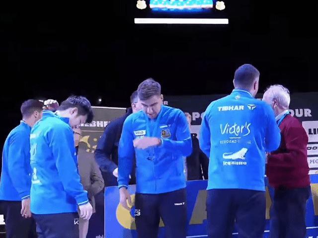 2025-2026赛季德国杯决赛小胖：清清衣服里的亮片小弗：从桌子上抓一把，再给