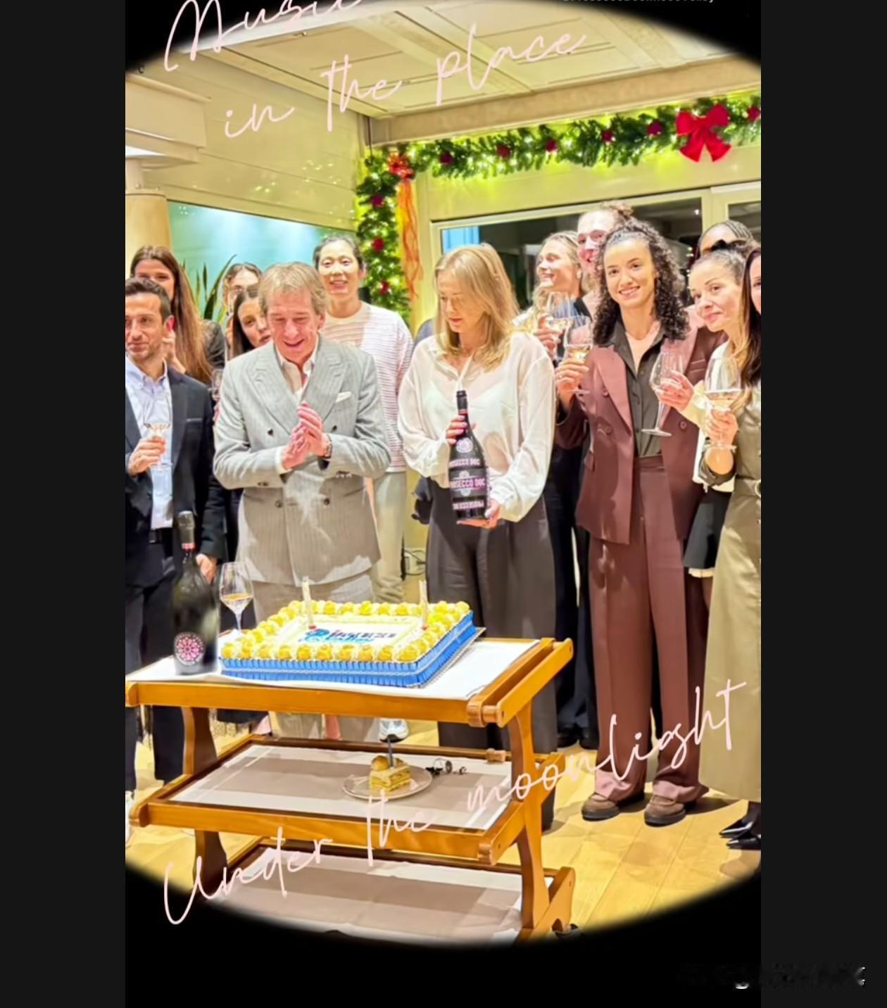 朱婷，这身着装秒变大学生[呲牙]
团队又聚餐了，瞧瞧，这室内布置的多温馨啊！花环