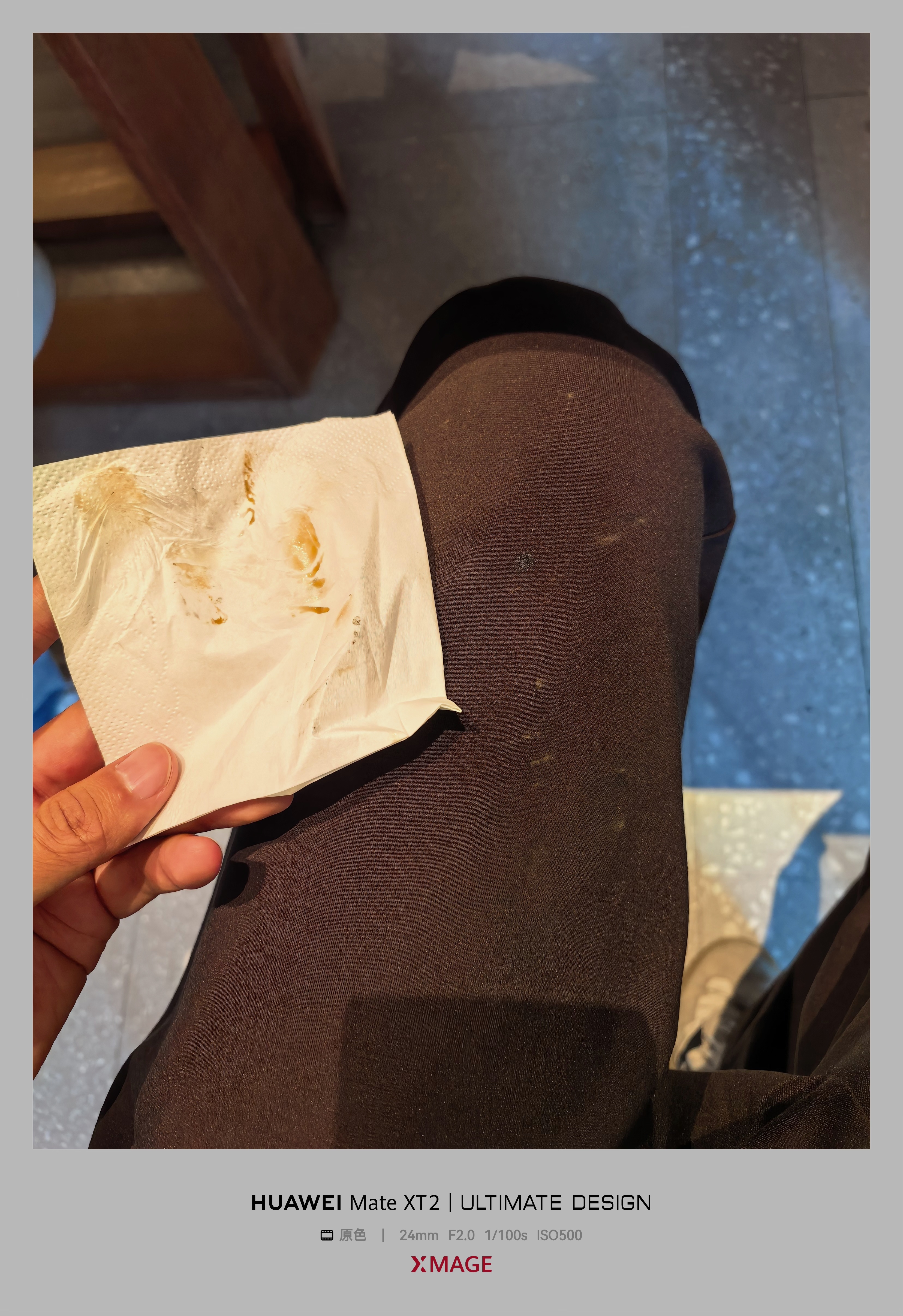 这酒店餐厅也特么是服透了，防不胜防！餐桌底面各种脏污，黏糊糊的，弄我一裤子！叫餐